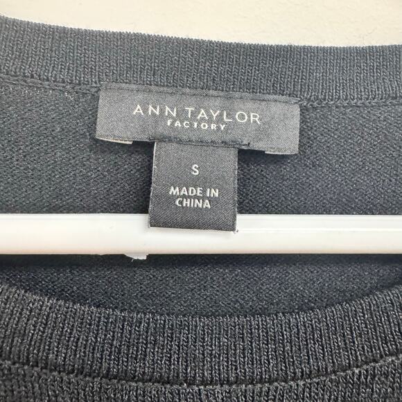 Ann Taylor Factory Black Short Flutter Sleeve White Trim Top Womens Small - Picture 5 of 6